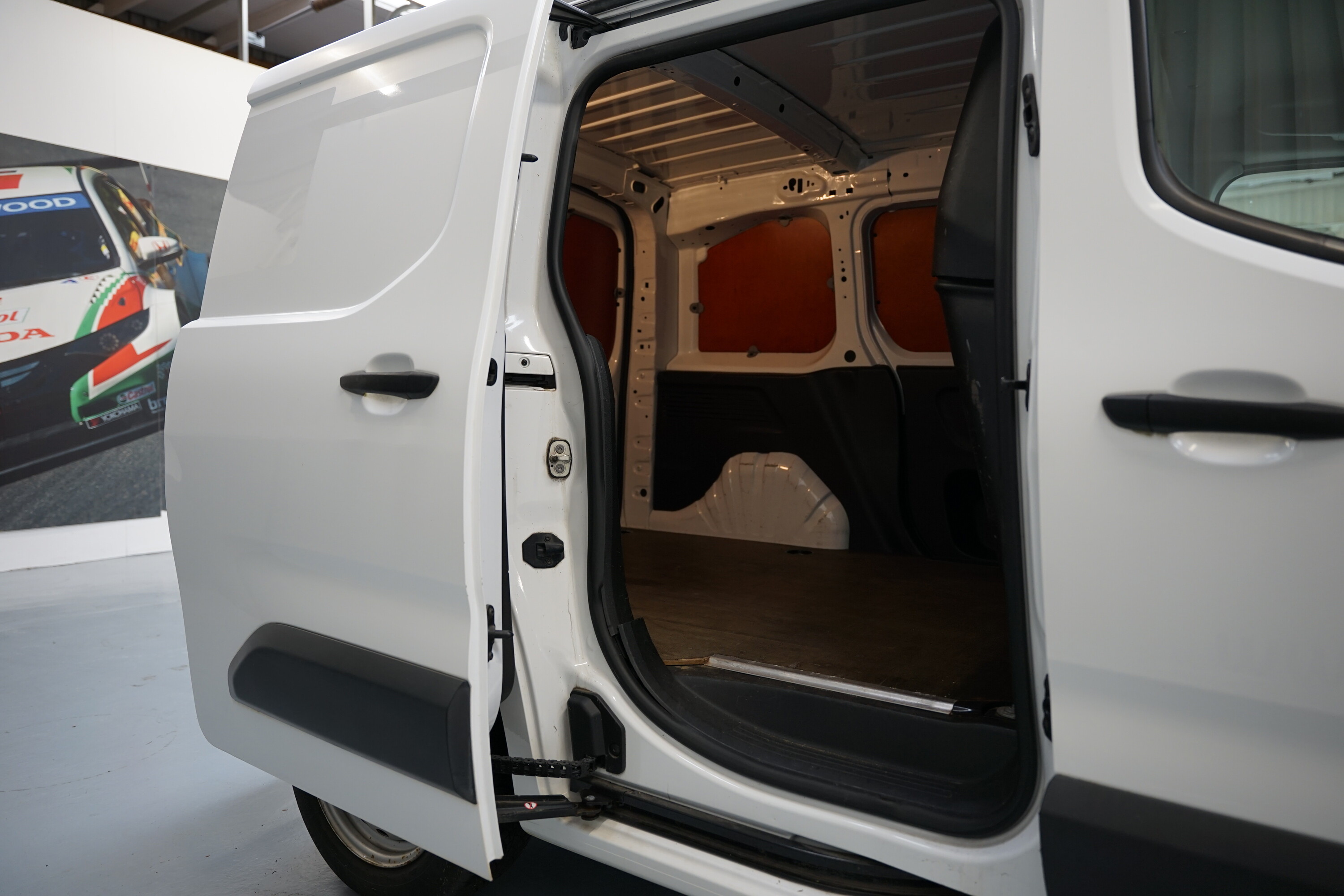 Vehicle gallery image 10