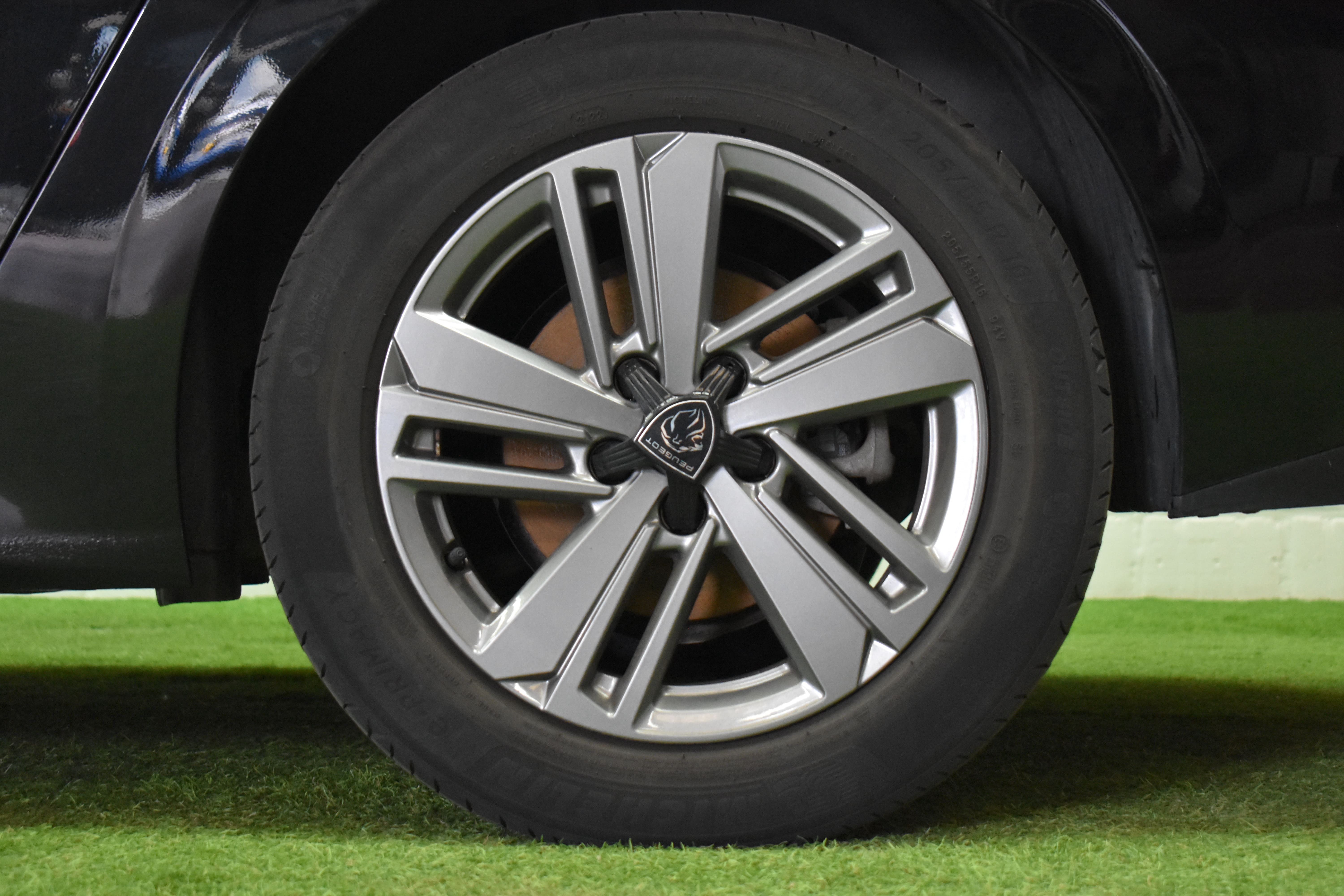 Vehicle gallery image 12