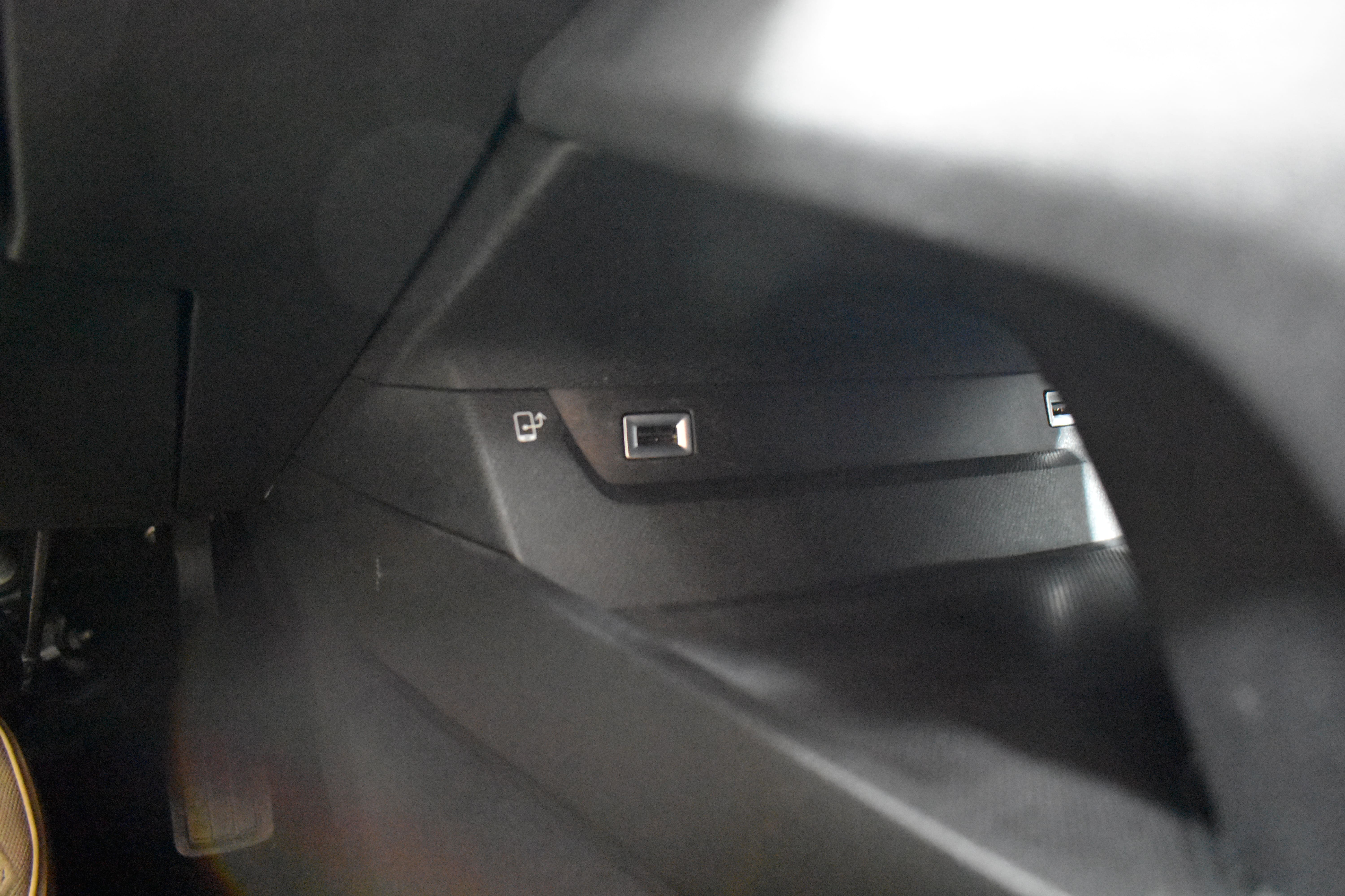 Vehicle gallery image 21