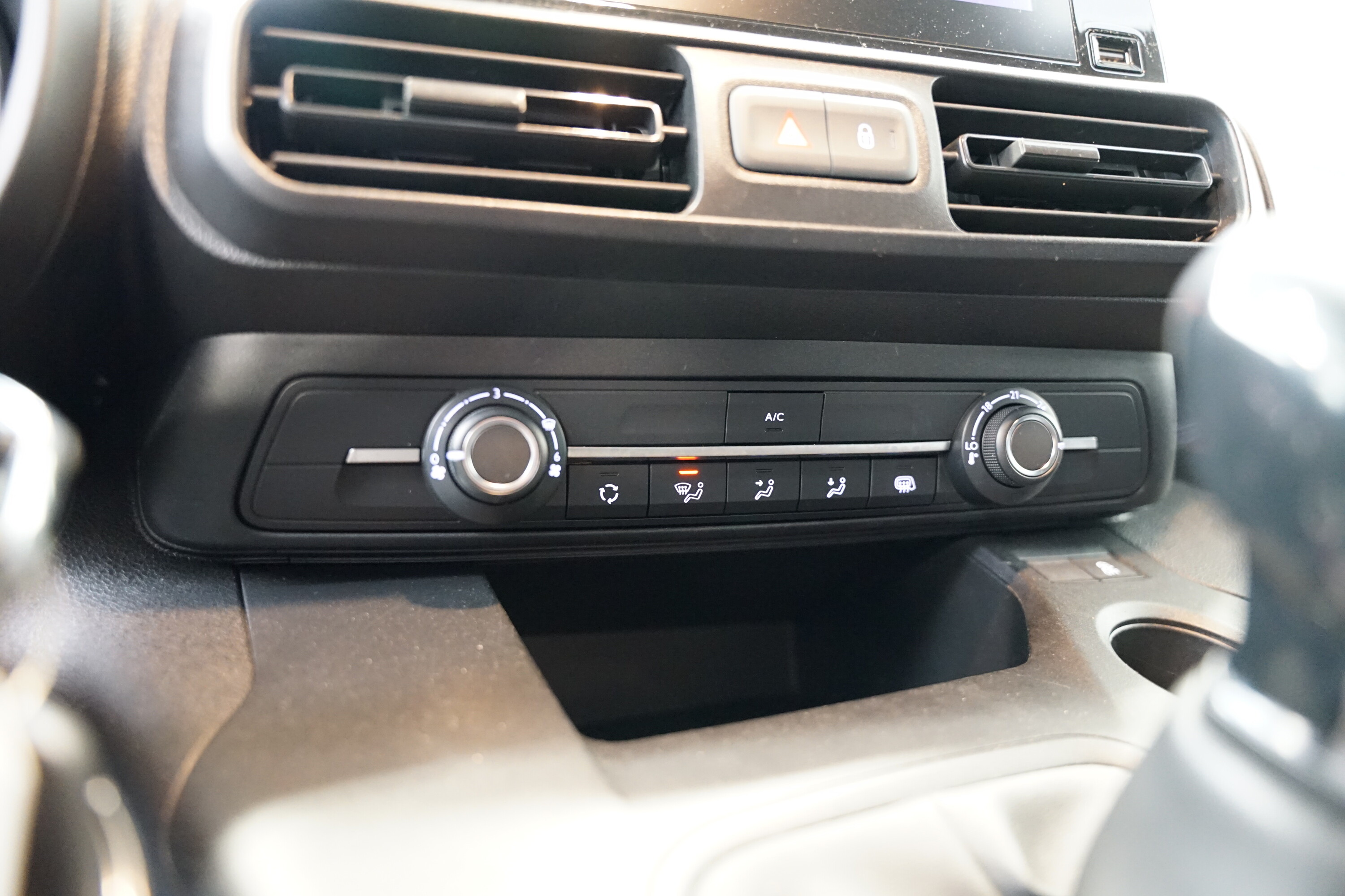 Vehicle gallery image 17