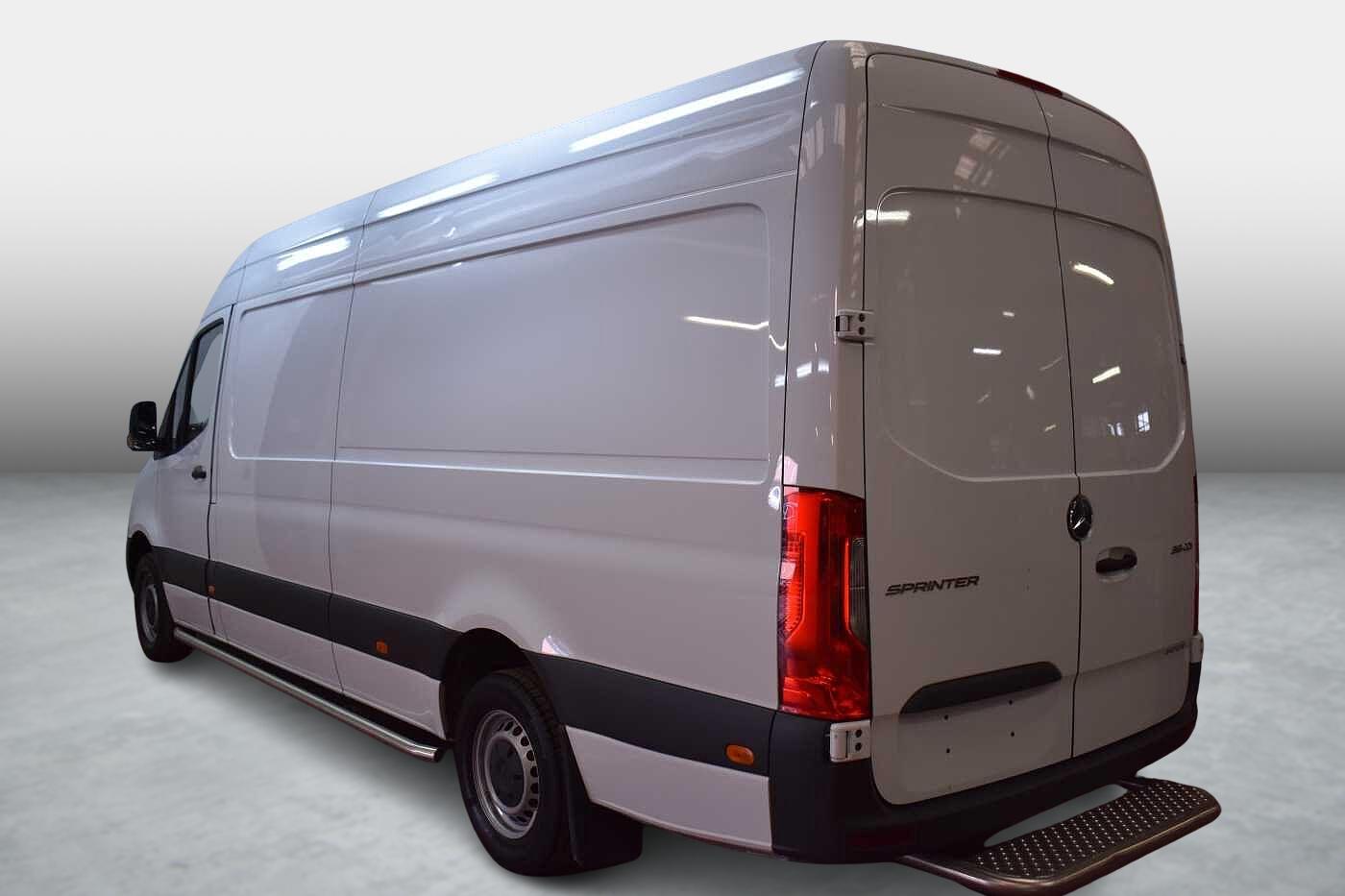 Vehicle gallery image 3