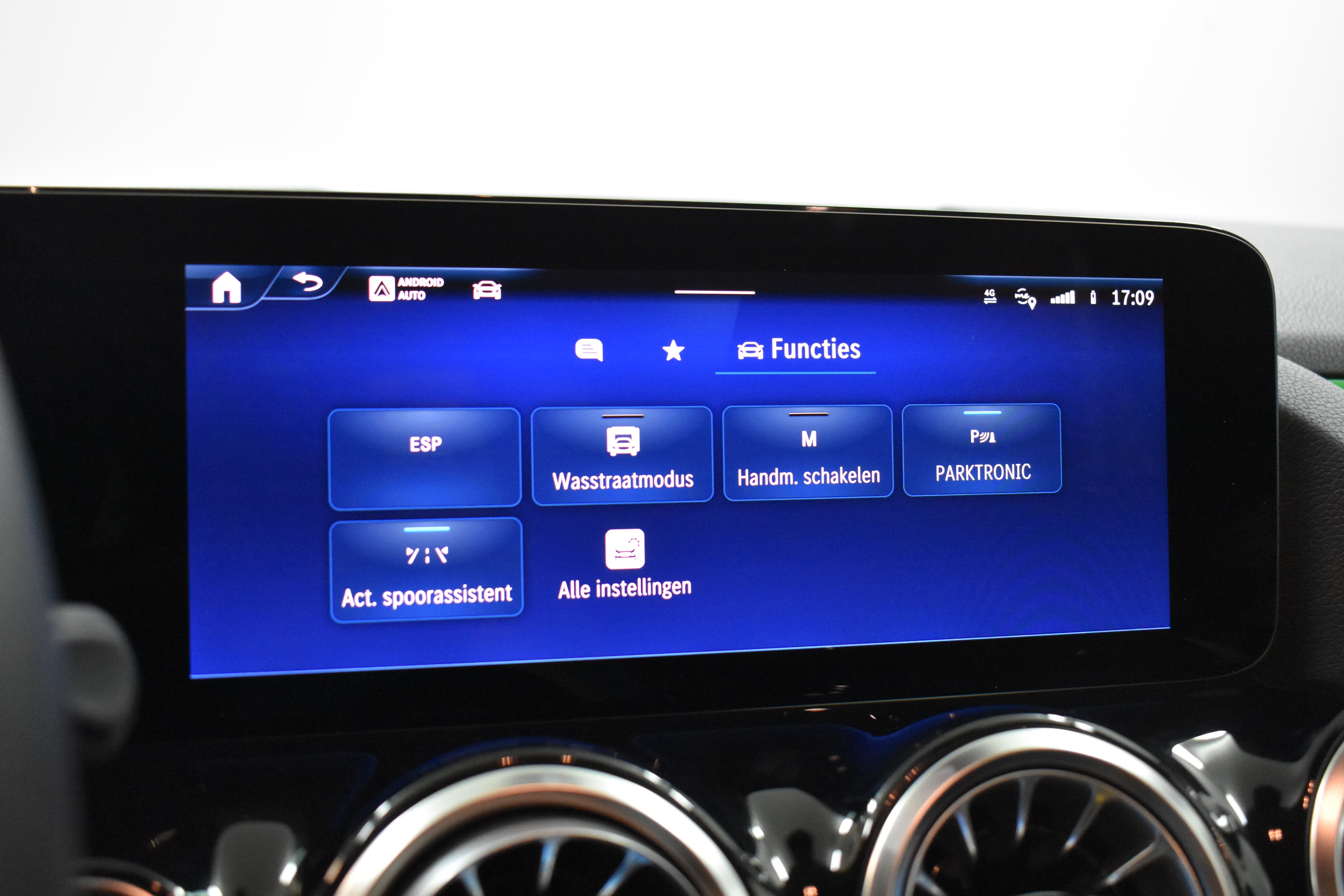 Vehicle gallery image 23