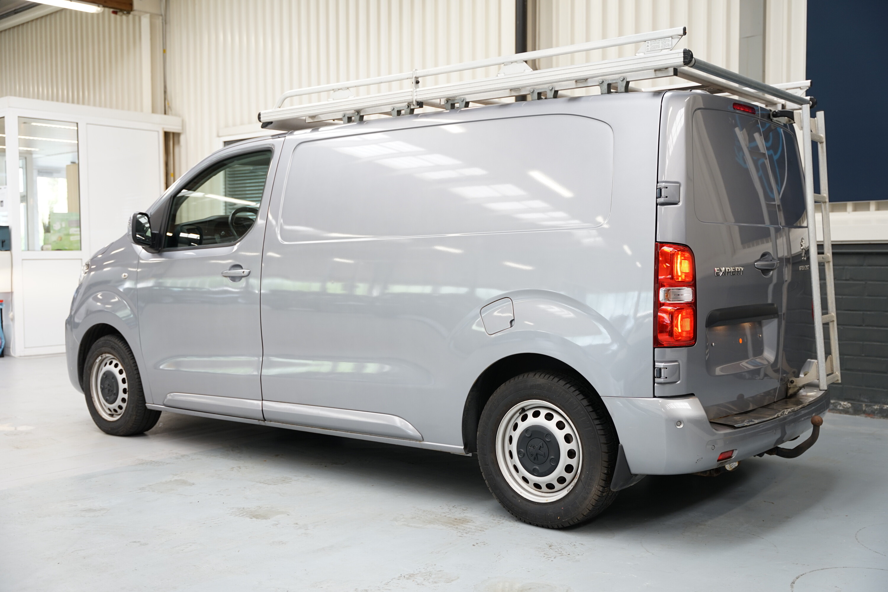 Vehicle gallery image 2