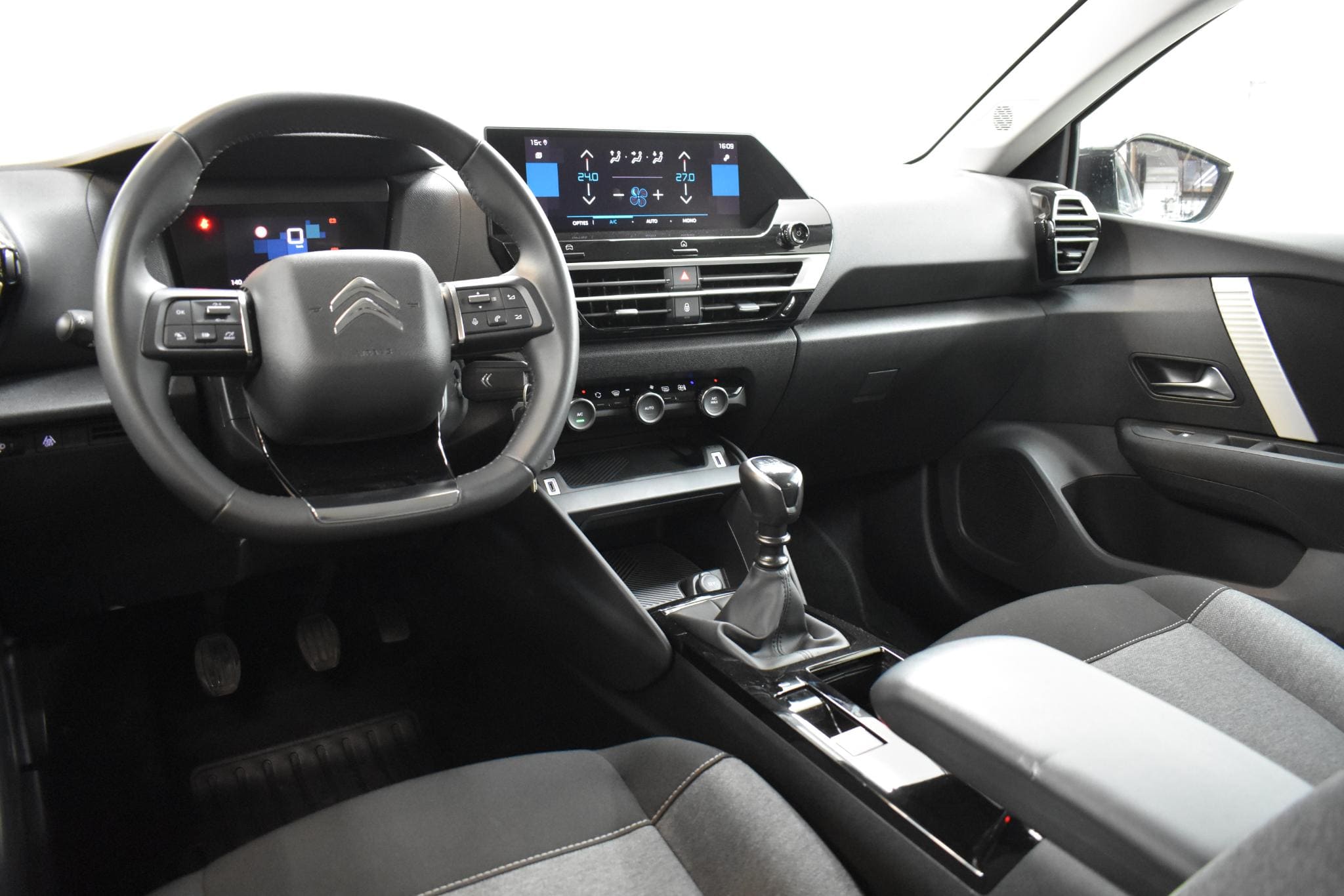 Vehicle gallery image 12