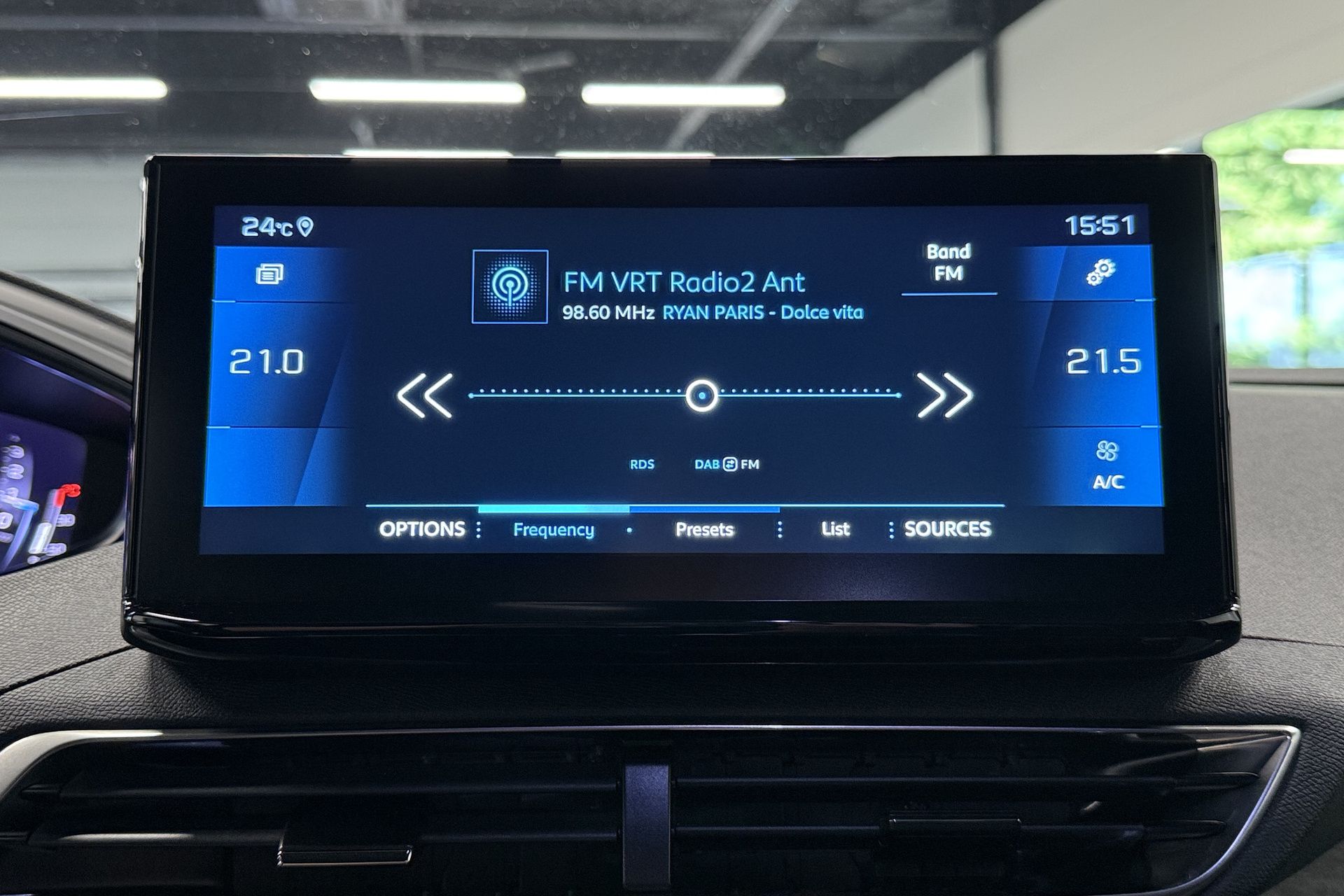 Vehicle gallery image 23