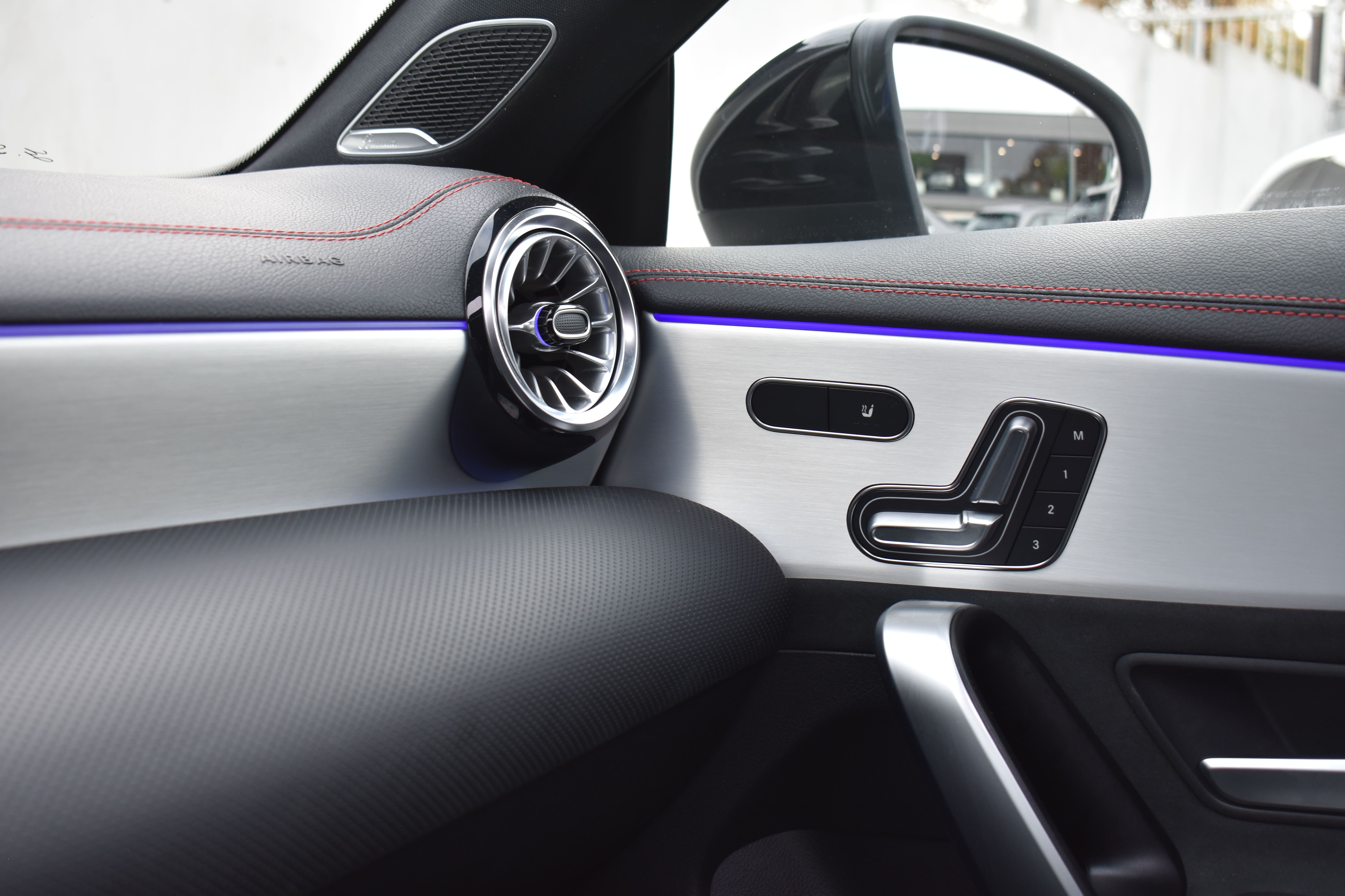 Vehicle gallery image 25
