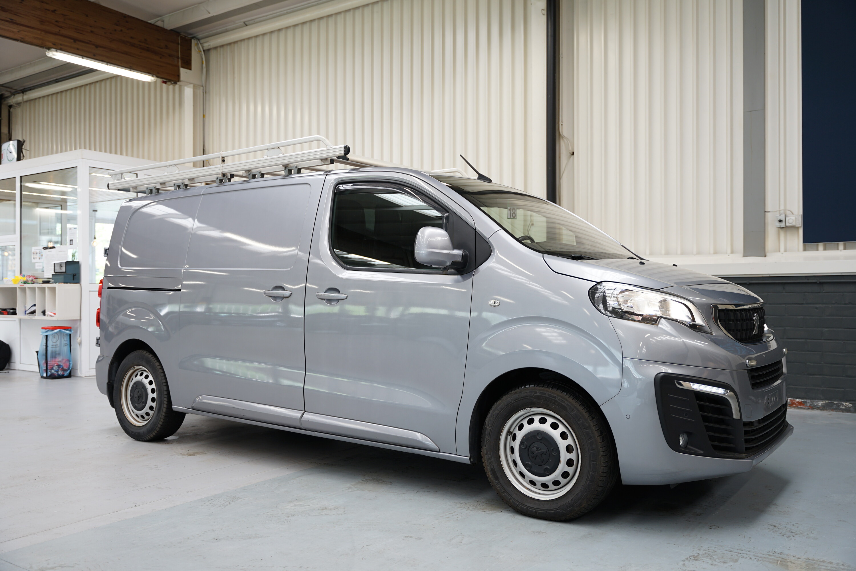 Vehicle gallery image 3