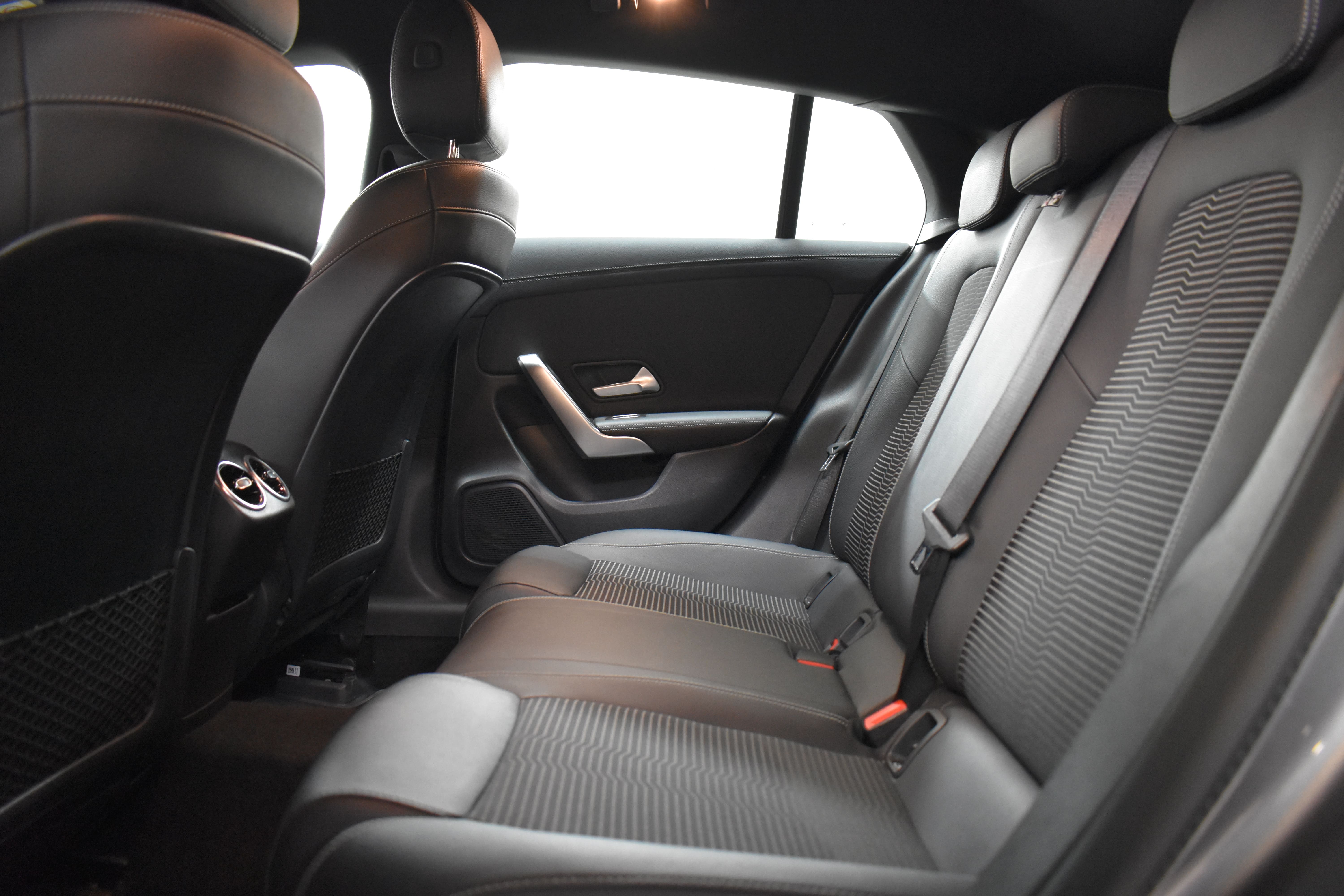 Vehicle gallery image 9