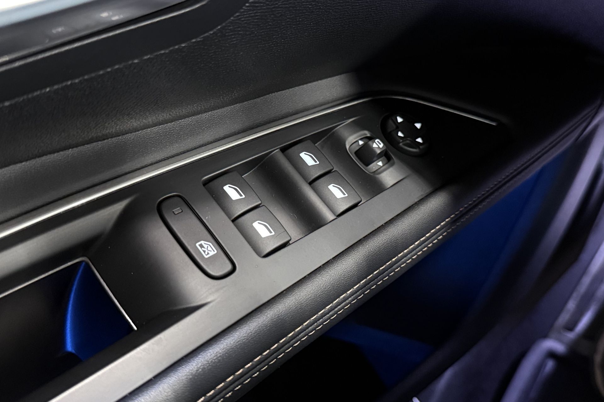 Vehicle gallery image 32