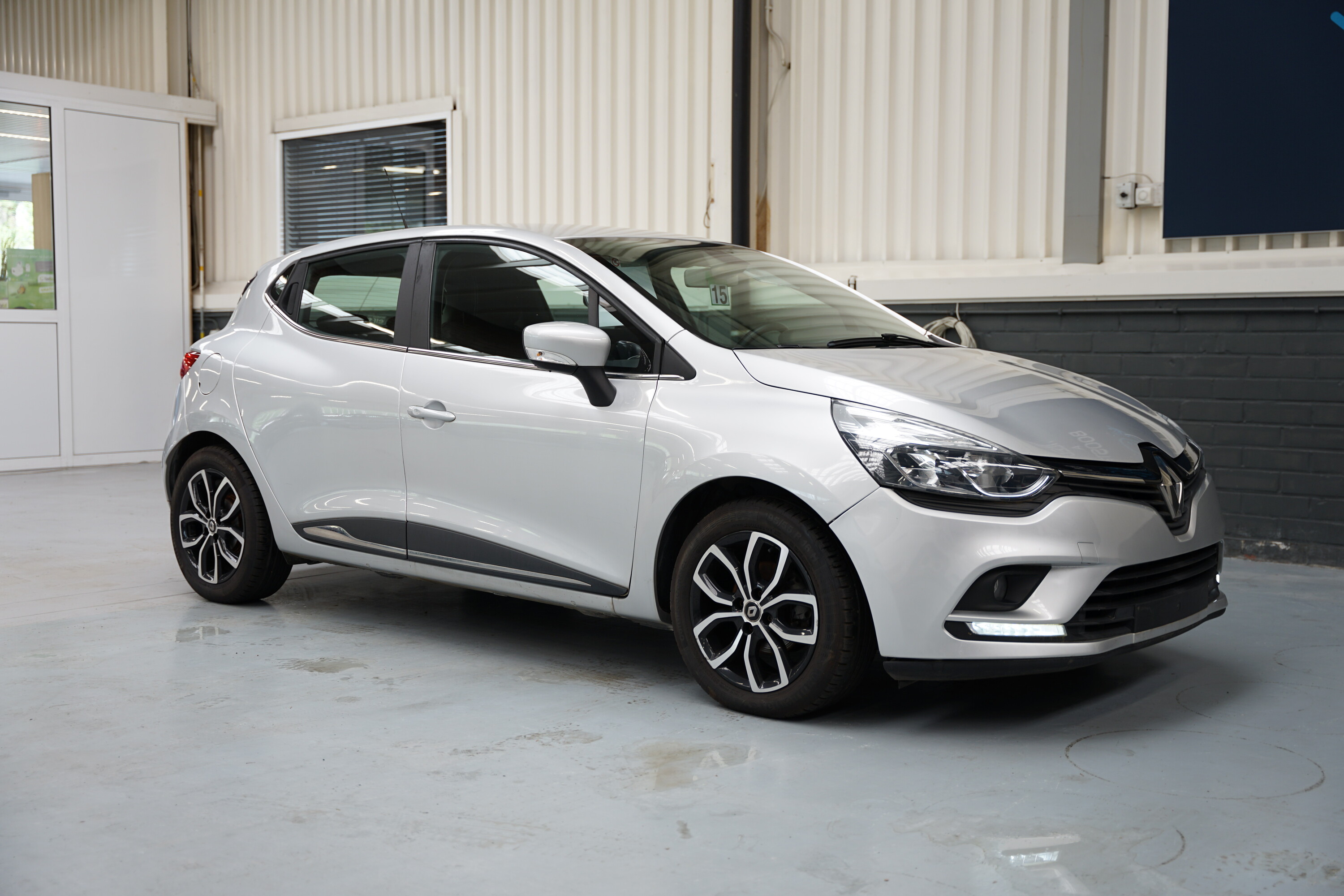 Vehicle gallery image 4