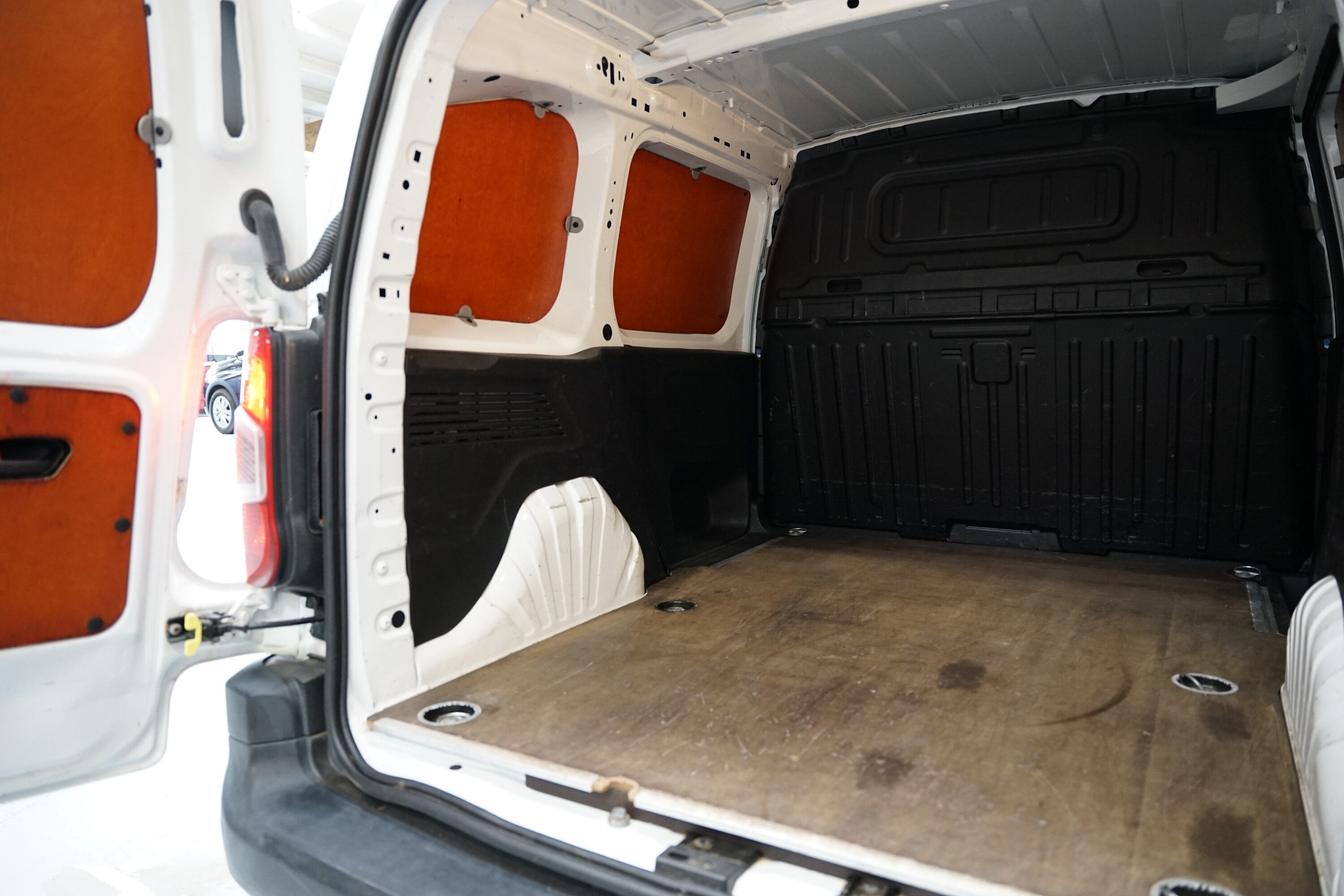 Vehicle gallery image 9