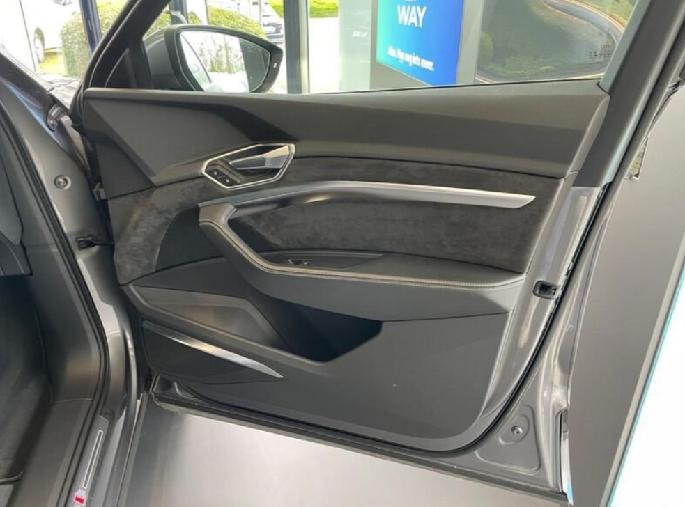 Vehicle gallery image 12